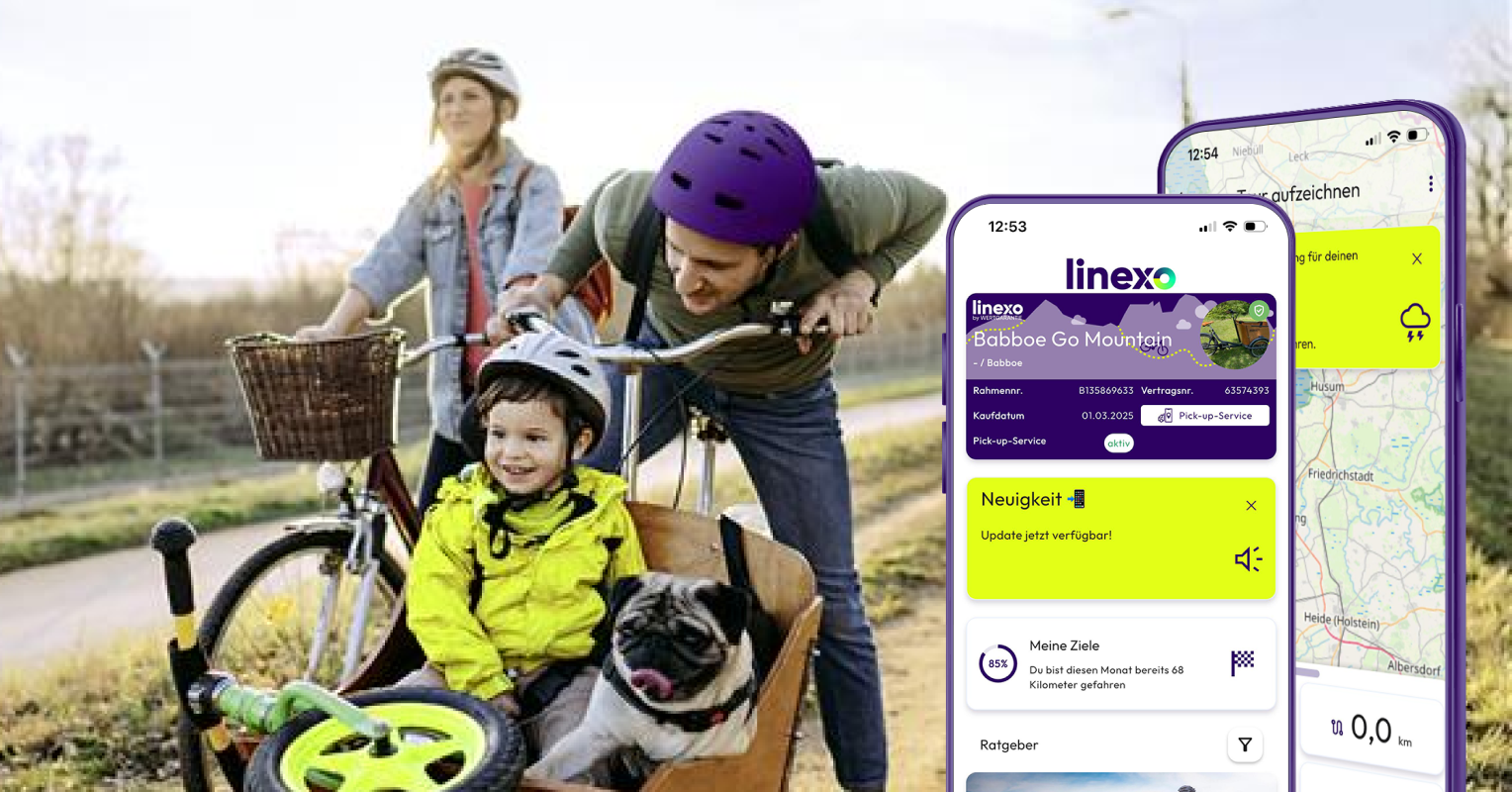 Eine Familie fährt mit Fahrrädern, ein Kind sitzt im Anhänger mit einem Hund.